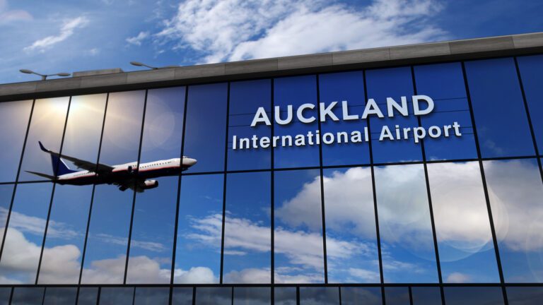 plane landing at auckland airport